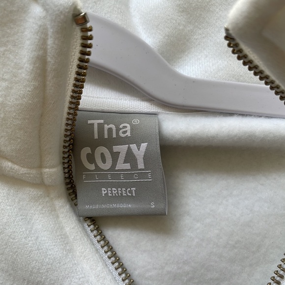 ❌sold Aritzia TNA Cozy Fleece Perfect ¼ Zip Sweatshirt - white - Picture 3 of 4